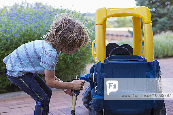 Porträt eines 5 Jahre alten Jungen mit seinem Spielzeugauto
