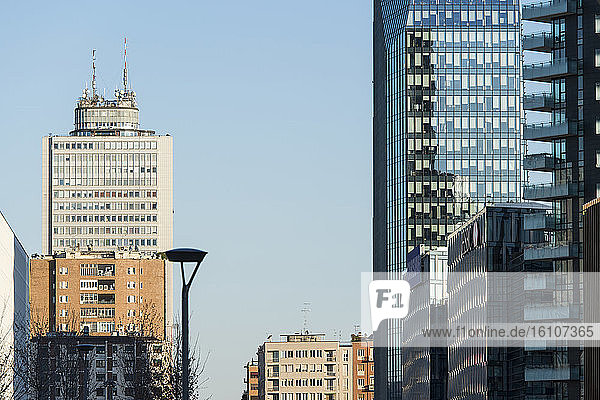Italien  Lombardei  Mailand  Detail der Wolkenkratzer des Samsung-Viertels und der Gebäude in der Via Vittor Pisani
