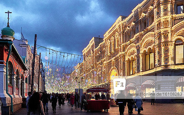 Moskau  Russland - in der Nacht  beleuchtete Straße des Heiligen Nikolaus und die Fassade des berühmten russischen Kaufhauses GUM (Glavnyi Universalnyi Magazin)  vom Roten Platz  UNESCO-Weltkulturerbe.