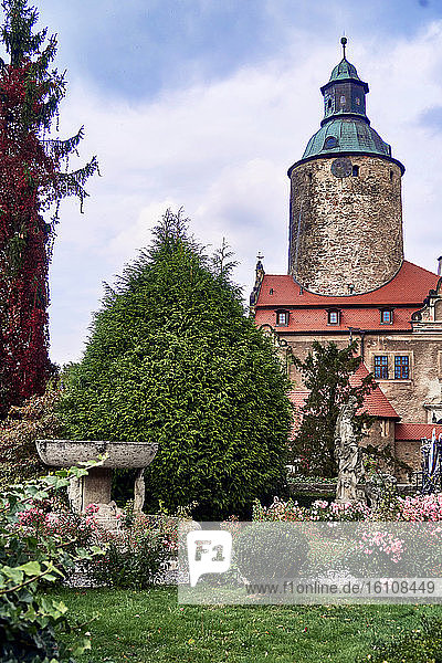 Polen  Dorf Czocha  Luban  Landkreis  Niederschlesien Von seinem Park aus ist das Schloss Czocha ein Verteidigungsschloss im Dorf Czocha  es liegt am See Leś nia  in der Nähe des Flusses Kwisa. Das Schloss Czocha wurde auf einem Gneisfelsen erbaut  und sein ältester Teil ist der Bergfried  an den später Wohnbauten angebaut wurden. Der Ursprung des steinernen Schlosses geht auf das Jahr 1329 zurück.