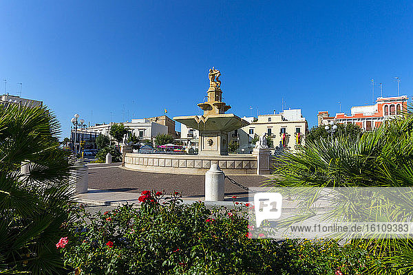 Italien  Apulien  Mola di Bari  Brunnen auf der Piazza XX settembre.