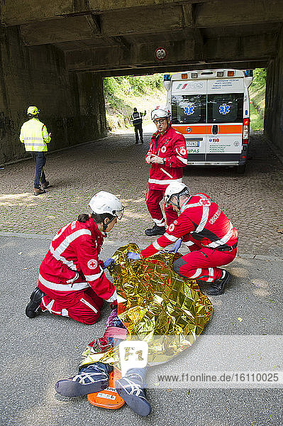 Europe  Italy  Lombardy  Monza. Exercise of Emerlab Civil Protection  Simulation of accidents and use of equipment. paramedics of the Italian Red Cross assist an injured person.