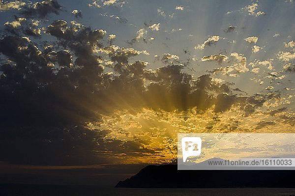 Europa  Italien  Ligurien  Ligurisch. Spektakulärer Sonnenuntergang mit Wolken über Punta Mesco in den Cinque Terre des ligurischen Meeres.