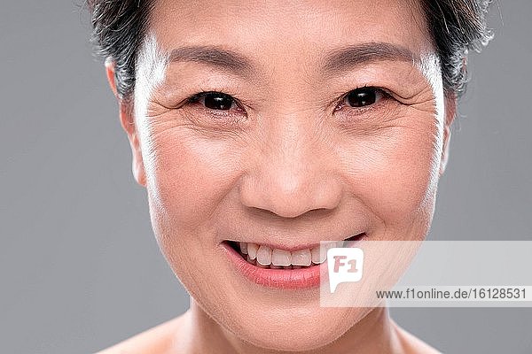 Frauen mittleren Alters Make-up Gesicht Merkmale