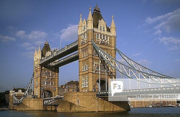 Die Tower Bridge. Die Themse. London.U. K.