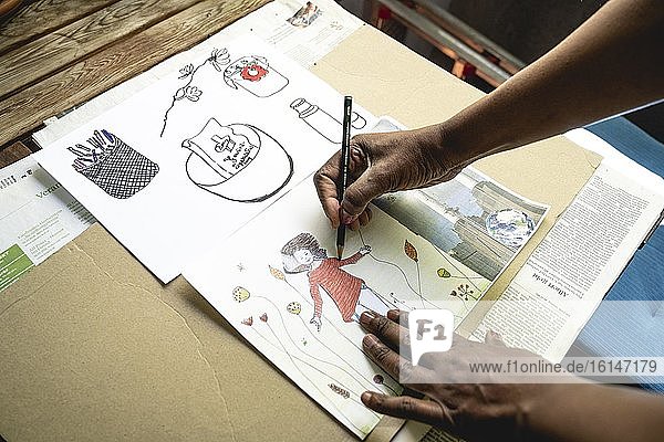 Hände einer dunkelhäutigen Frau beim Zeichnen  Collage  Deutschland  Europa