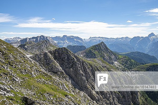 Blick vom Schneibstein über die Berge des Nationalpark Berchtesgaden und das Steigere Meer  Berchtesgaden  Bayern  Deutschland  Europa