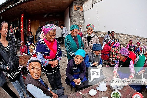 Familie und Freunde beim gemeinsamen Mittagessen anlässlich einer Feier im Dorf der Bei-Leute in Dali  Provinz Yunnan  China