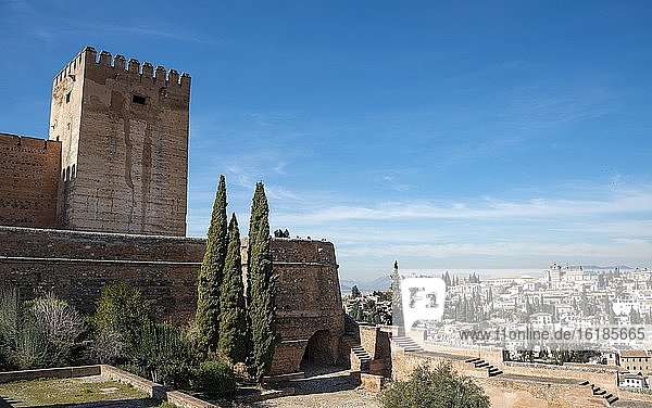 Turm der Festung Alcazaba  mit Blick auf Stadtviertel Albayzín  Alhambra  Granada  Andalusien  Spanien  Europa