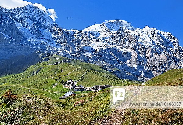 Kleine Scheidegg vor Mönch und Jungfrau-Massiv  UNESCO-Weltnaturerbe  Wengen  Jungfrau-Region  Berner Alpen  Berner Oberland  Kanton Bern  Schweiz  Europa