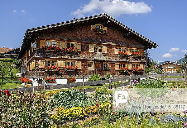 Heimatmuseum mit Bauerngarten  beim Strumpfar  Oberstaufen  Oberallgäu  Allgäu  Schwaben  Bayern  Deutschland  Europa