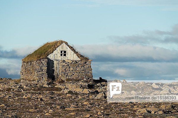 Alte Schutzhütte am Paß auf der Steingrímsfjarðarheiði  bei Hólmavík  Westfjorde  Nordwestisland  Island  Europa