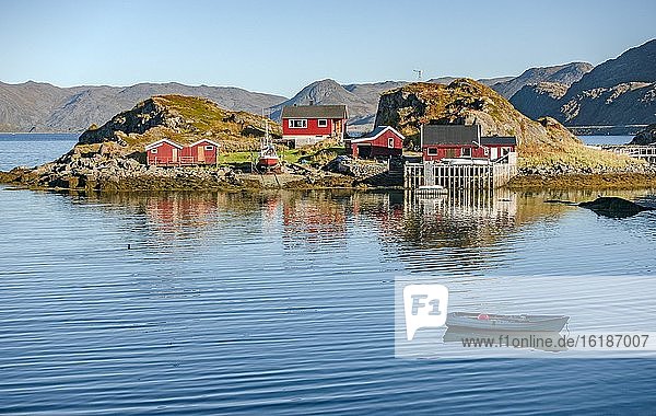 Häuser auf einer Insel am Nordkap  Russenes  Troms  Norwegen  Europa