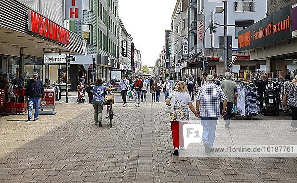 Passanten auf der Marktstraße  Fußgängerzone und Einkaufsstraße  Oberhausen  Ruhrgebiet  Nordrhein-Westfalen  Deutschland  Europa