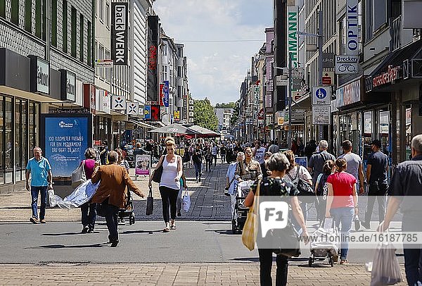 Viele Passanten auf der Marktstraße  Fußgängerzone und Einkaufsstraße  Oberhausen  Ruhrgebiet  Nordrhein-Westfalen  Deutschland  Europa
