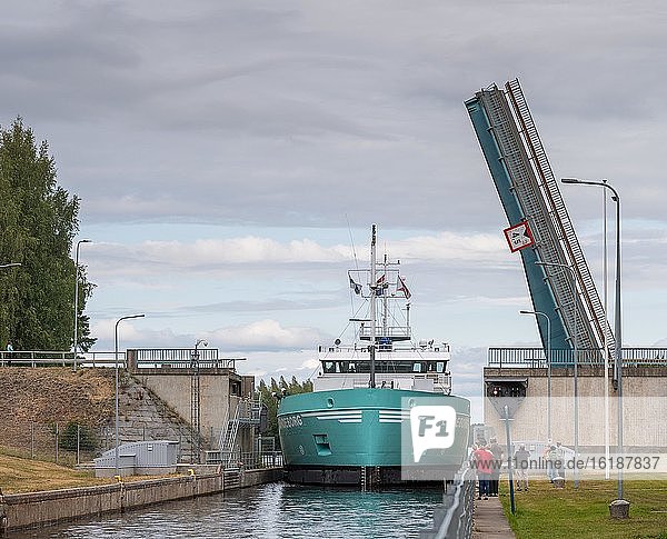 Schiff im Taipalekanal  Verbindung zwischen den Seen Unnukka und Haukivesi  Varkaus  Finnland  Europa