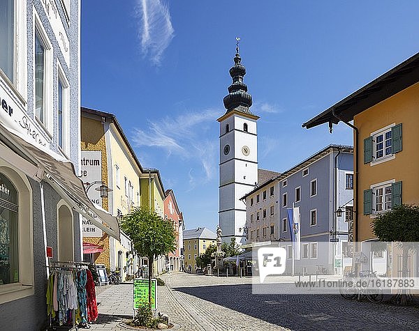 Marktplatz mit Pfarrkirche Sankt Martin  Waging am See  Rupertiwinkel  Oberbayern  Bayern  Deutschland  Europa