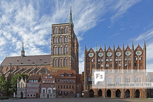Nikolaikirche und Rathaus  Alter Markt  Stralsund  Mecklenburg-Vorpommern  Deutschland  Europa