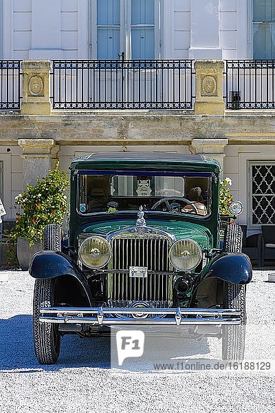 Oldtimer Steyr XXX Limousine 1931  6 Zylinder  2078 ccm  40 PS  3 Gang  95-100 kmh  Frontansicht vor Gebäude  Österreich  Europa