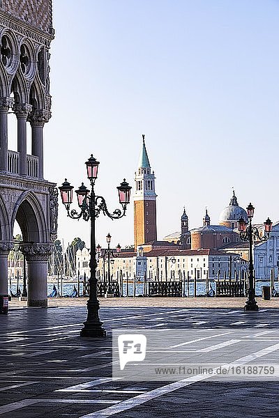 Menschenleere Piazzetta San Marco bedingt durch die Corona-Pandemie  Venedig  Venetien  Italien  Europa