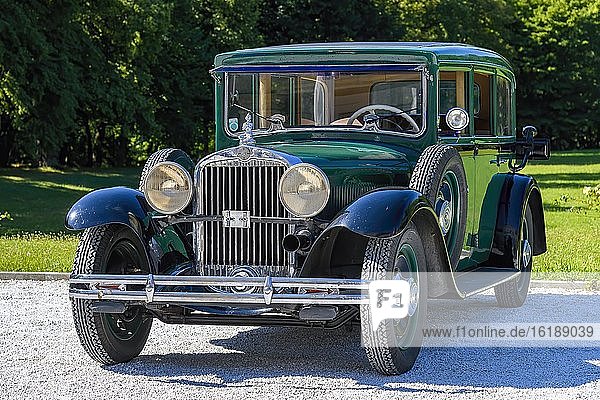 Oldtimer Steyr XXX Limousine 1931  6 Zylinder  2078 ccm  40 PS  3 Gang  95-100 km/h  Ansicht links vorne  Österreich  Europa