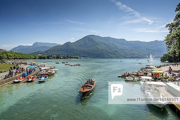 Boats on the lake of Annecy  Annecy  Department of Haute-Savoie  Auvergne-Rhone-Alpes  France  Europe
