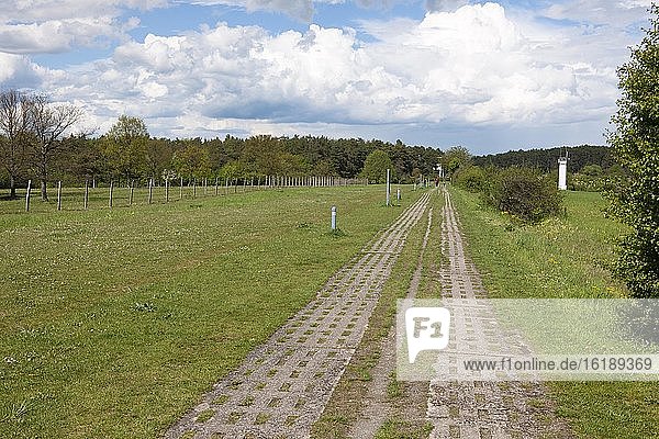 Kolonnenweg  Fahrspur für DDR Grenzsoldaten am Todesstreifen  Gedenkstätte Point Alpha  Rasdorf  Hessen  Geisa  Thüringen  Deutschland  Europa