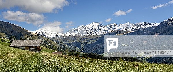 Berghütte  Chalet und Mont-Blanc-Massiv  Departement Savoyen  Auvergne-Rhone-Alpes  Frankreich  Europa