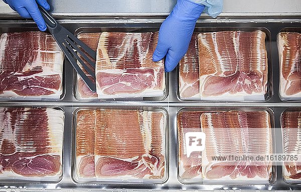 Aufschnittmaschine liefert Rohschinken für die Verpackung in der Fabrik in Cantimpalos, Provinz Segovia, Spanien, Europa