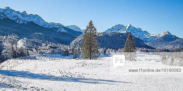 Luxus-Hotel Schloss Elmau im Winter  hinten Wettersteingebirge  Panorama  Bayerisches Oberland  Krün  Bayern  Deutschland  Europa