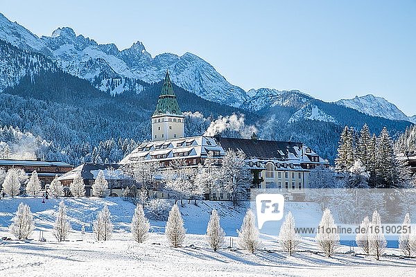 Luxus-Hotel Schloss Elmau im Winter  hinten Wettersteingebirge  Bayerisches Oberland  Krün  Bayern  Deutschland  Europa