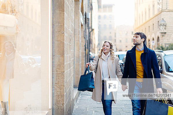 Couple window shopping  Firenze  Toscana  Italy