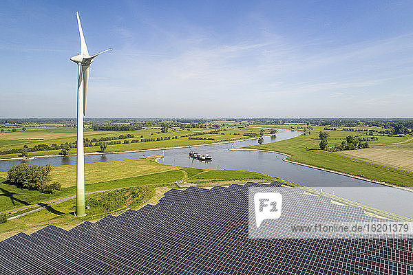 Sonnenkollektoren und Windturbine in der Nähe des Flusses Ijssel  Niederlande.