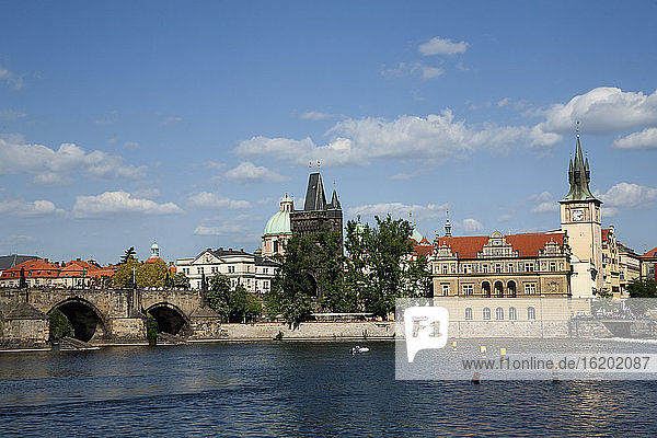 Blick auf die Karlsbrücke IV und die Moldau  Prag  Tschechische Republik