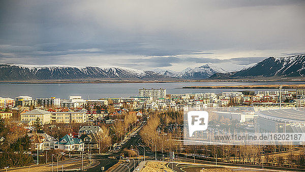 Morgendlicher Blick über den Norden Reykjaviks und das Esja-Gebirge  Island