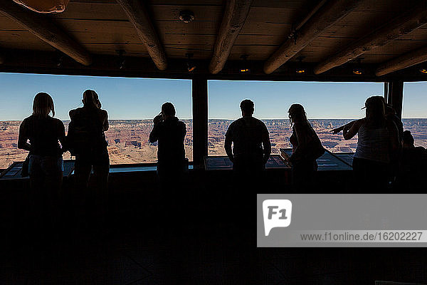 Touristen im Grand Canyon Geology Museum