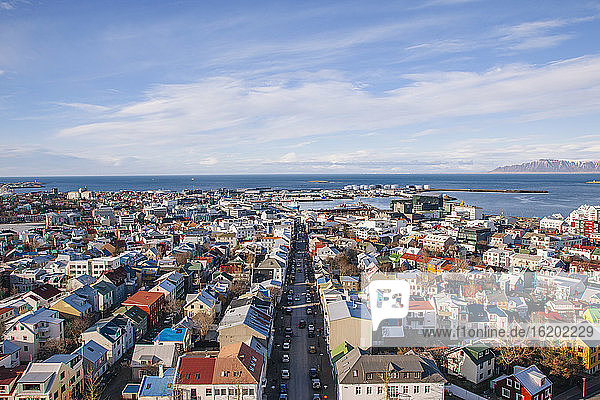 Blick vom Gipfel der Hallgrimskirkja auf den Hafen  Reykjavik  Island