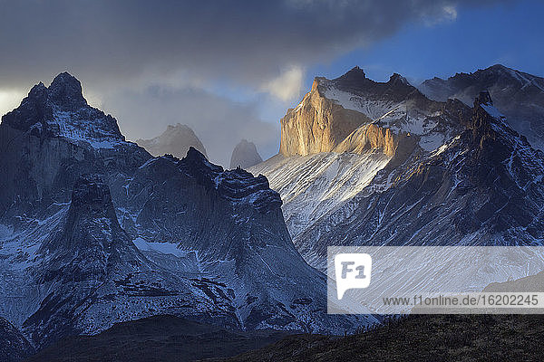 Blick auf Gewitterwolken über schneebedeckten Bergen  Torres Del Paine National Park  Chile