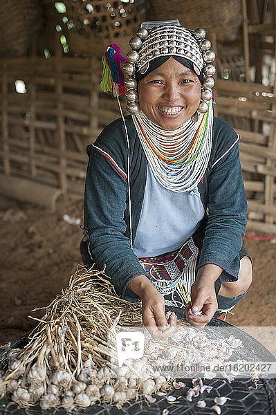 Frau vom Stamm der Ahkha bei der Knoblauchernte  Shan-Staat  Keng Tung  Birma