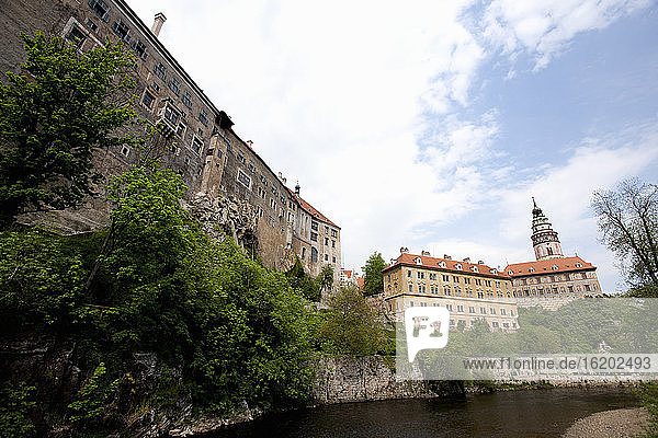Blick auf das Staatsschloss und den Fluss  Cesky Krumlov  Böhmen  Tschechische Republik