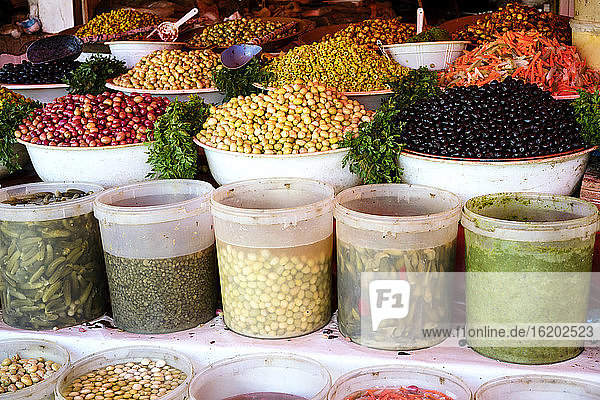 Frische Lebensmittel zum Verkauf auf dem marokkanischen Markt