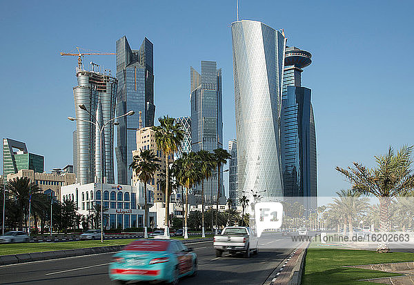 Straße und Wolkenkratzer in der Innenstadt von Doha  Katar