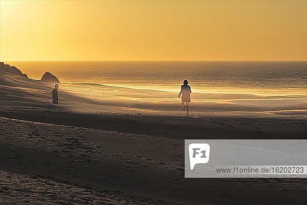 Pärchen am Strand von Golden Bay bei Sonnenuntergang  Südinsel  Neuseeland