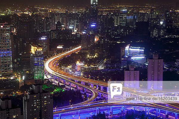 Blick auf die Nord-Süd-Hochstraße bei Nacht  Shanghai  Stadt Shanghai  China