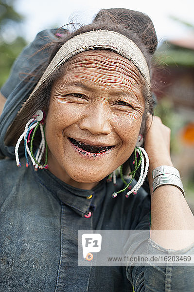Porträt einer lächelnden älteren Frau  Shan-Staat  Keng Tung  Birma