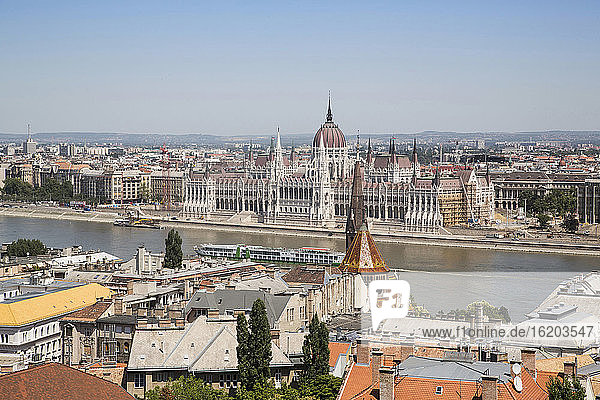 Ungarisches Parlament und Donau  Budapest  Ungarn