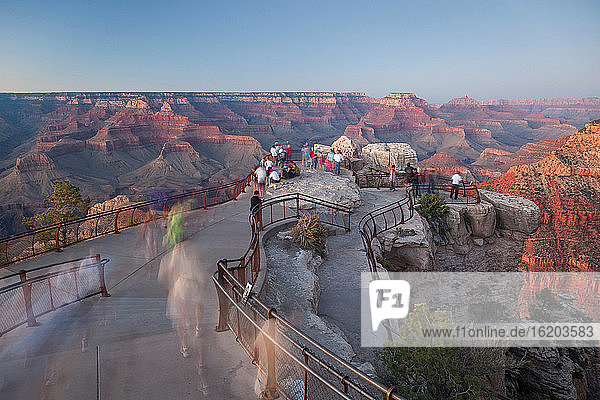 Touristen am Rande des Grand Canyon