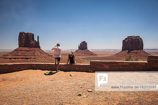 Touristen bewundern Felsformationen in der Wüste