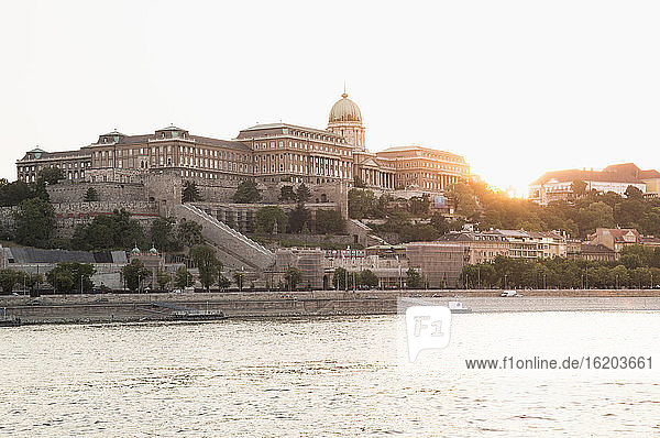 Donau und Budaer Burg  Budapest  Ungarn
