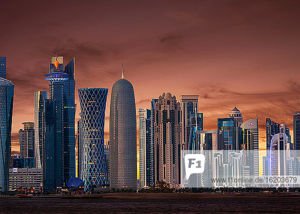 Skyline der Innenstadt mit rotem Himmel  Doha  Katar